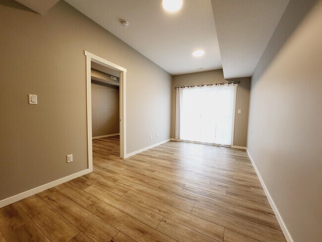 Photo du bâtiment - 856 Secord Blvd NW