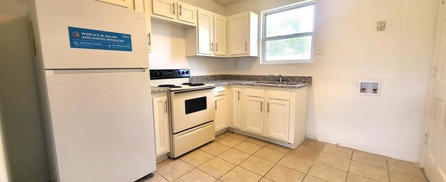 Foto del edificio - 2BR / 1 BA Riverside Upstairs Apartment w/...