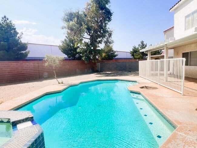 Foto del edificio - 4451 Sparkle Crest Ave