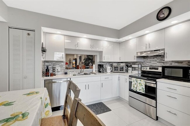 Building Photo - 1401 SW 128th Terrace