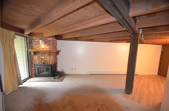 Building Photo - Treehouse condo!  Utilities included! New ...