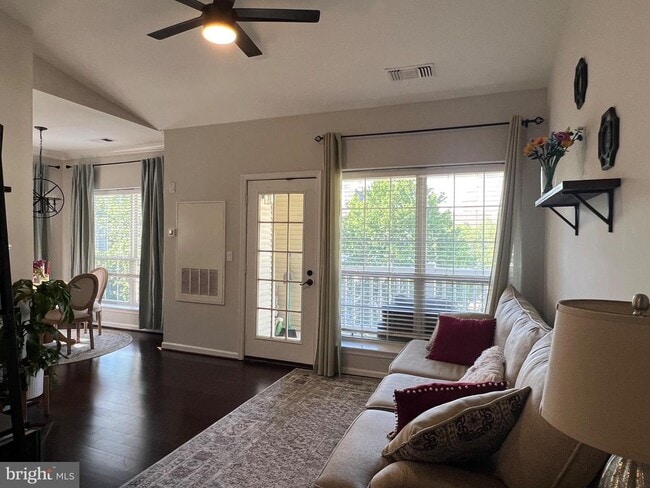 Foto del edificio - 4551 Strutfield Ln
