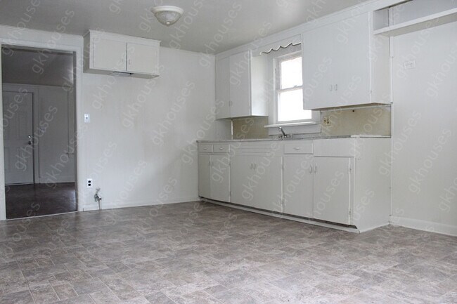 Building Photo - 2 bed / 1 bath home