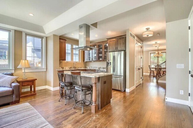 Building Photo - 4BD, 3.5BA Highlands Home with Back Yard and 2-Car Garage