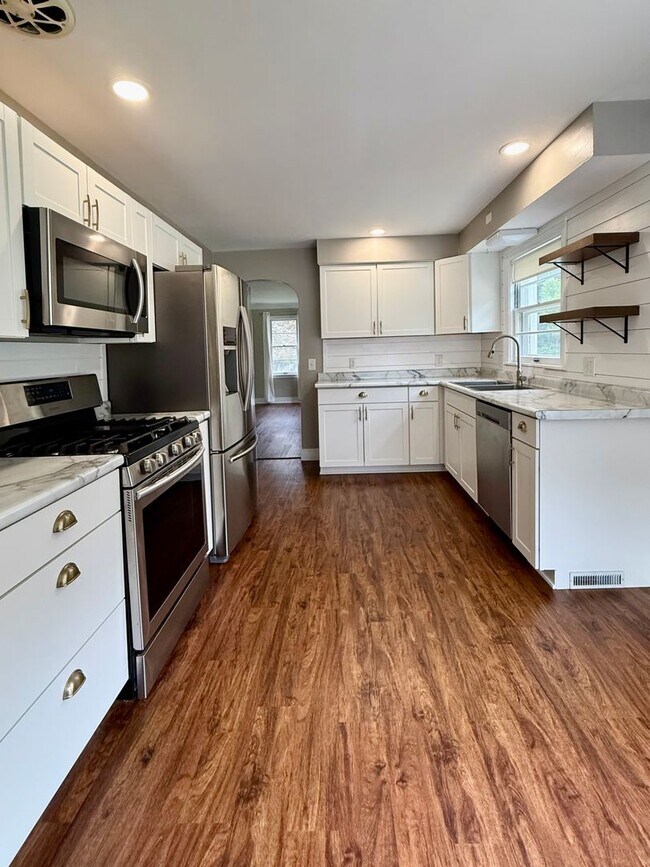 Foto del edificio - Four Bedroom Home in Kalamazoo