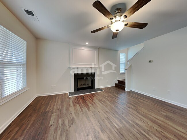 Foto del edificio - 144 Old Pond Cir