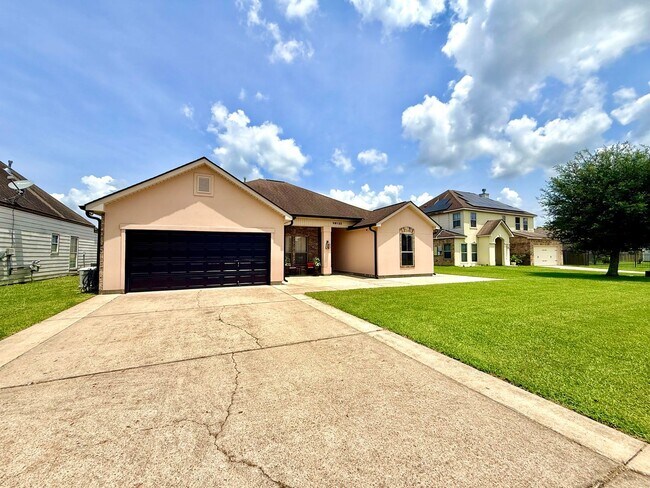 Building Photo - Beautiful 4BR Home with Scenic Lake View Backyard