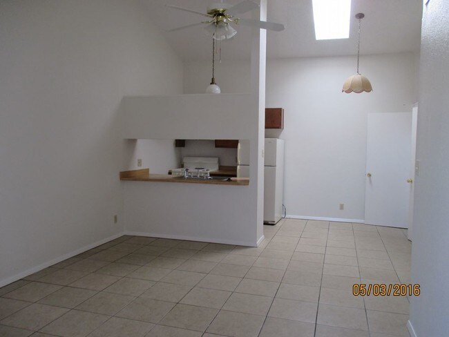 Foto del edificio - 696-A White Cliffs Dr