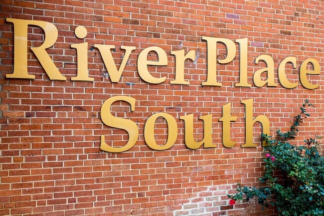 River Place South - 1011 Arlington Blvd Apartment