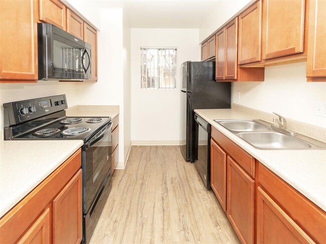 Modern Kitchen With Custom Cabinet - Cimarron Place Apartments