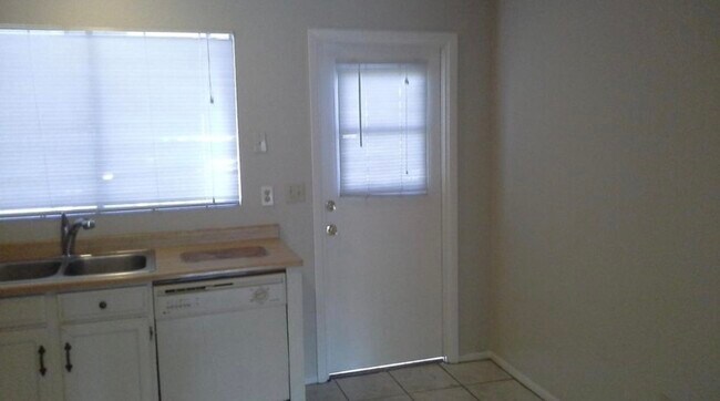 Foto del edificio - 2240 W Carson Dr