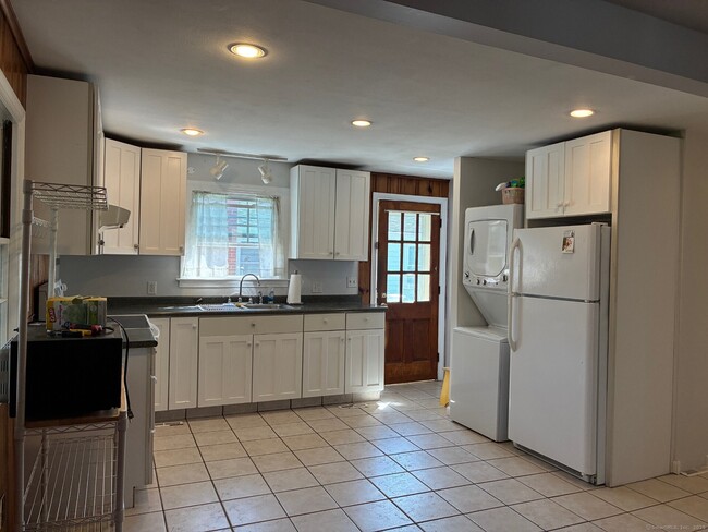 Building Photo - 64 Kelsey Pl