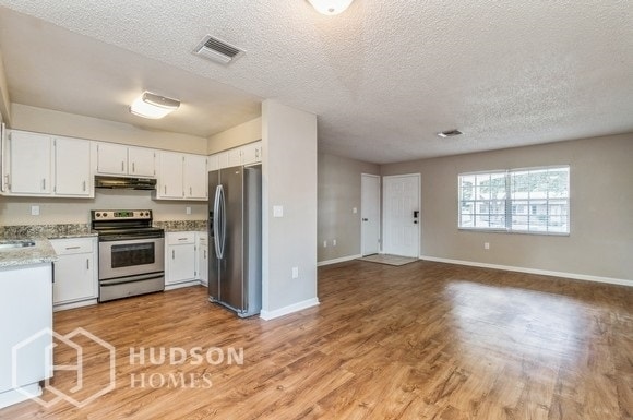 Building Photo - GET 1ST FULL MONTH FREE! - 2701 Lakewood L...
