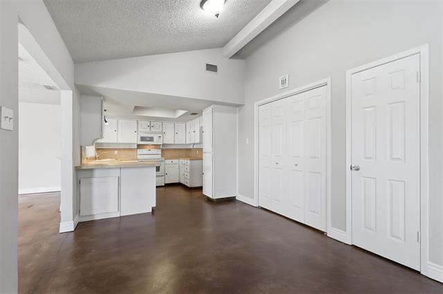 Building Photo - 503 Cozby St N