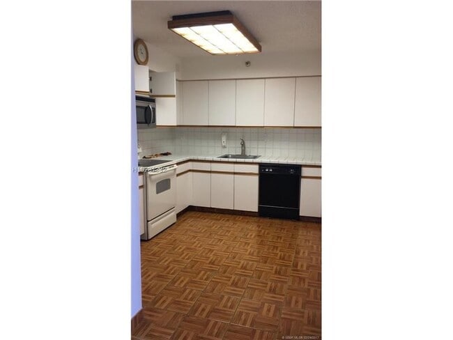 Building Photo - 3605 N Country Club Dr