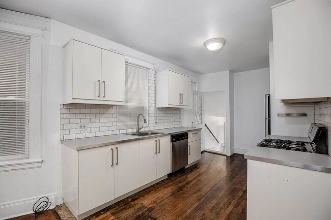 Building Photo - 218 E 50th St