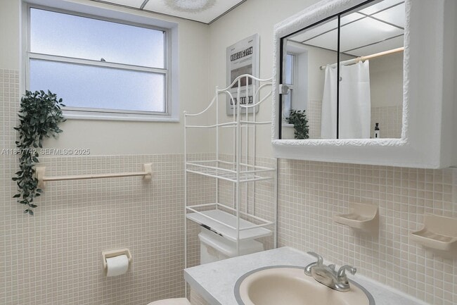 Building Photo - 215 SE 3rd Ave