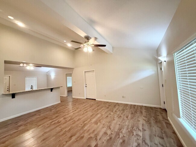 Foto del edificio - Beautiful  3/2/2 Recent Construction Near ...
