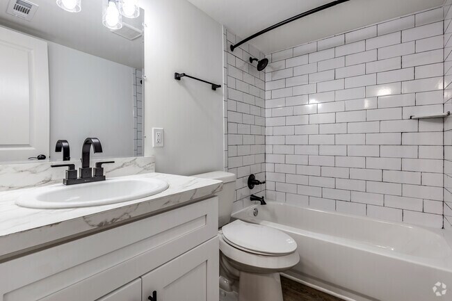 2HAB, 1BA - 850 ft² - Baño - KC Flats