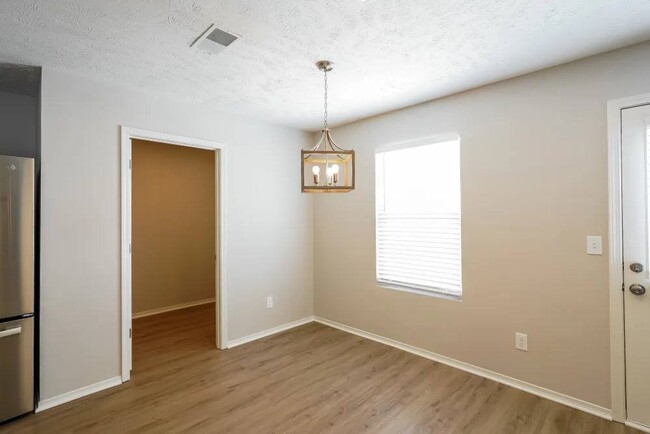 Building Photo - 2855 Park Knoll Dr