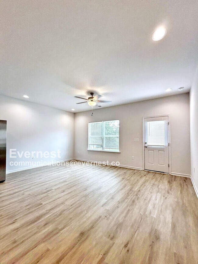 Building Photo - Lovely 3-Bedroom Home with Modern Amenitie...