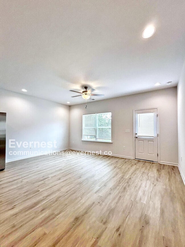 Foto del edificio - Lovely 3-Bedroom Home with Modern Amenitie...