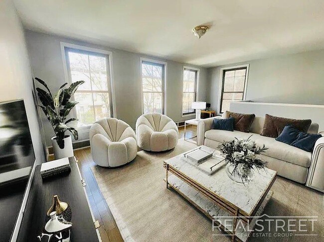 Building Photo - Stunning 1,600 SF Gut-Renovated Duplex Pen...
