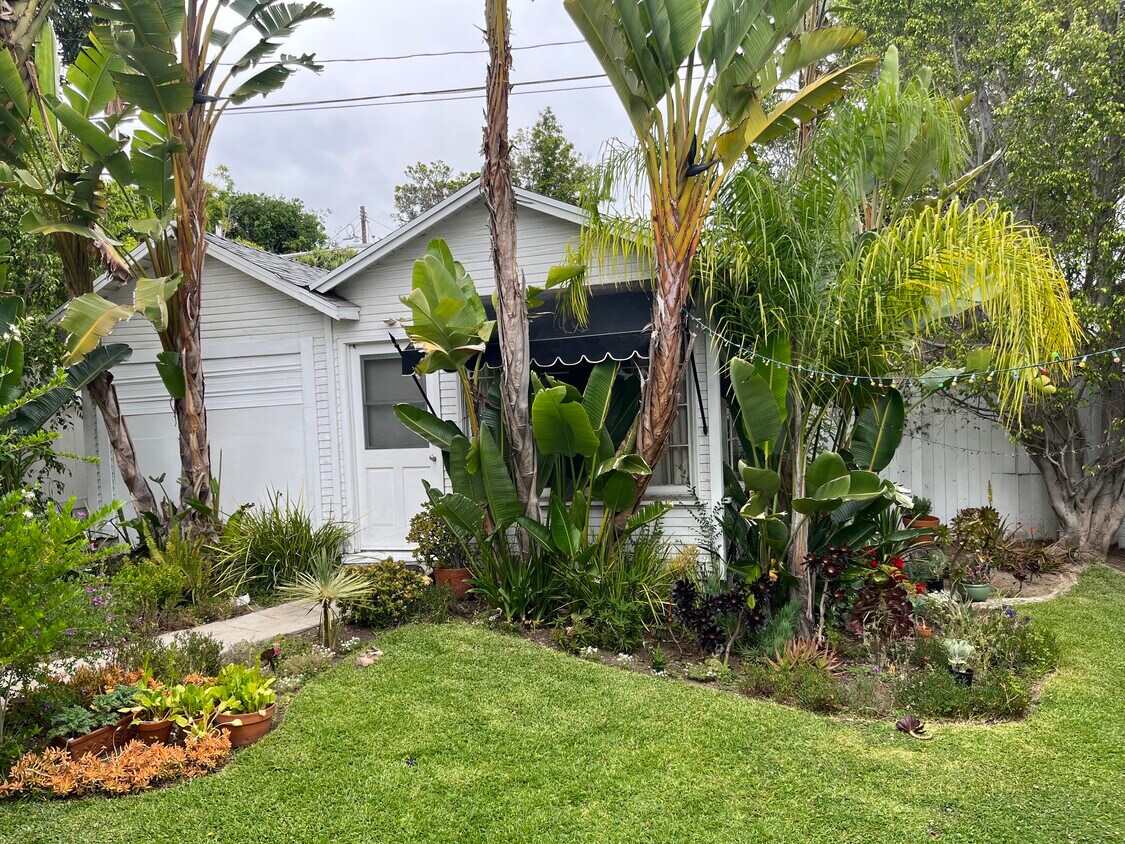 Beautiful garden setting - 1608 N Vista St