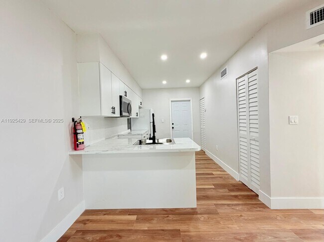 Foto del edificio - 4801 NW 33rd Ave