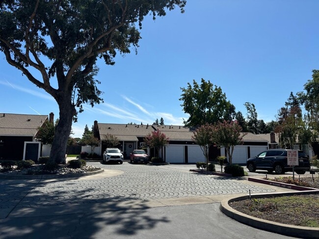 Building Photo - Rare 3 bedroom, 2 bathroom unit in the desirable Lincoln Village West neighborhood! Nearly 1350 s...