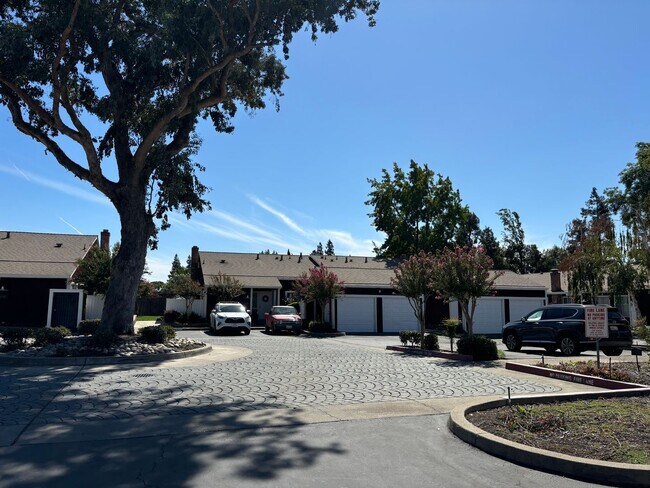 Foto del edificio - Rare 3 bedroom, 2 bathroom unit in the desirable Lincoln Village West neighborhood! Nearly 1350 s...