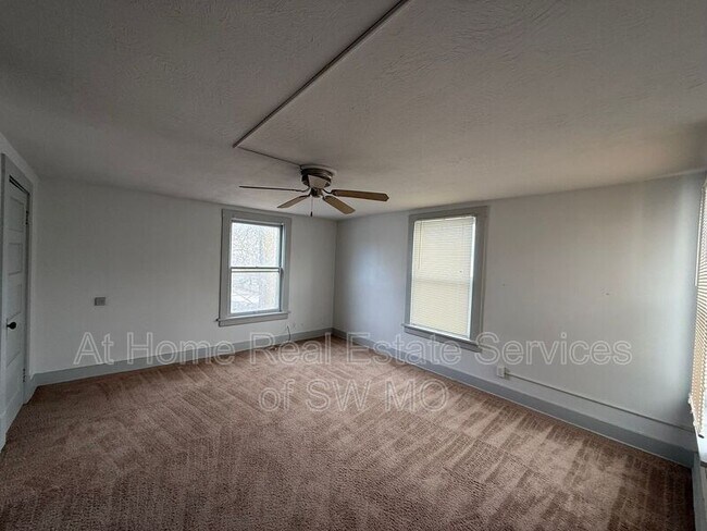 Foto del edificio - 1021 E Walnut St