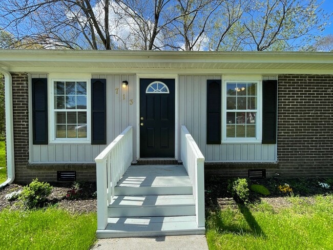 Building Photo - DISTRICT 6 - 3 bedroom - Tour today!
