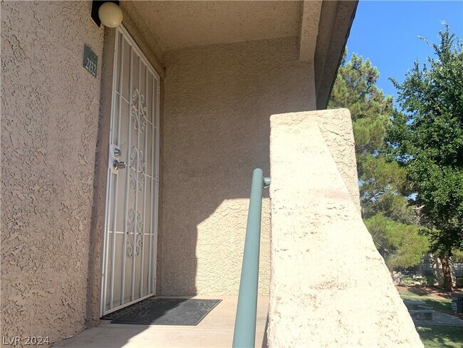Foto del edificio - 5415 W Harmon Ave