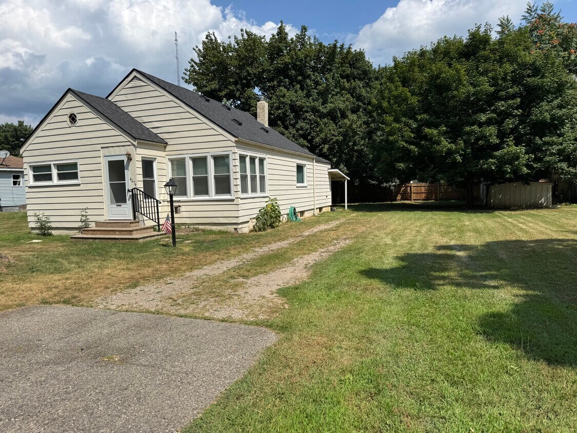 Two bedroom, one bath with full unfinished basement on double lot. - 4674 Lakeborn Dr