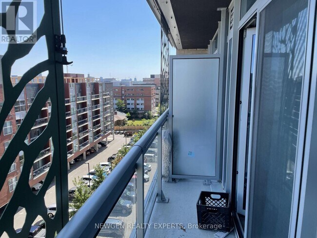 Building Photo - 250 Albert St