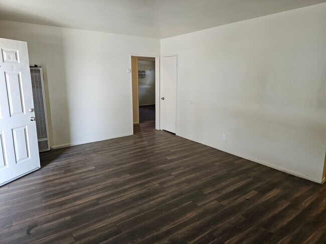 Building Photo - Section-8 Ok - 4-Bed/2-Bath House in North...