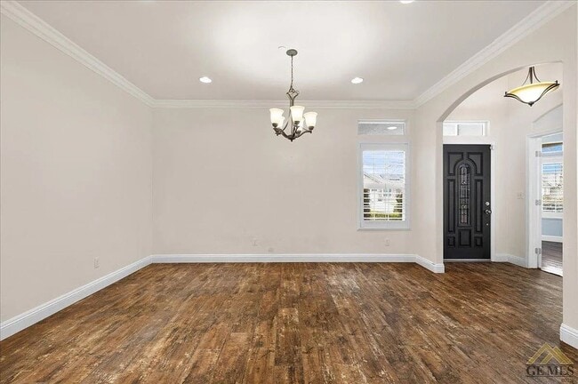 Building Photo - Charming NW Home with 3-Car Garage in Desirable Neighborhood