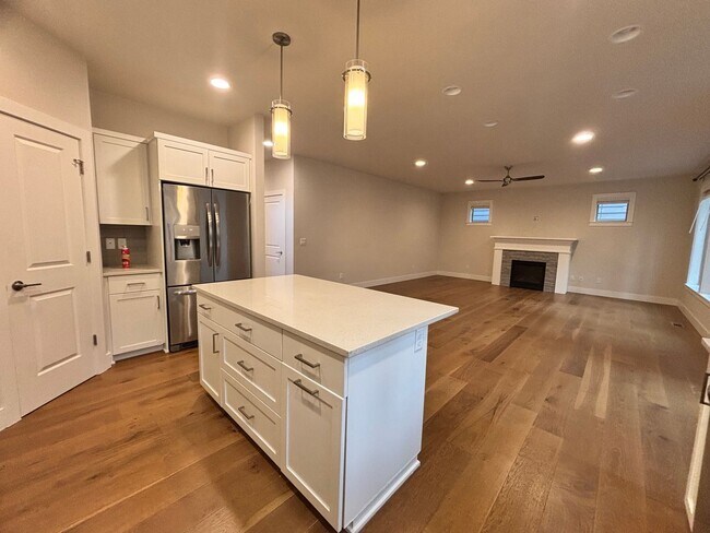 Foto del edificio - Beautiful 4 Bedroom Home w/ Large Media Ro...