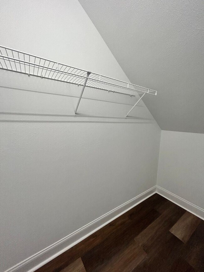 Building Photo - 2 br, 2.5 bath House - 1100 Maple Tree Lan...