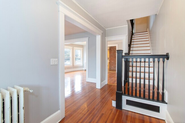 Foto del edificio - 1094 Iranistan Ave