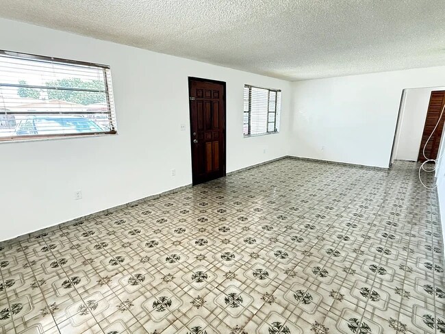 Building Photo - 1310 W 30th St