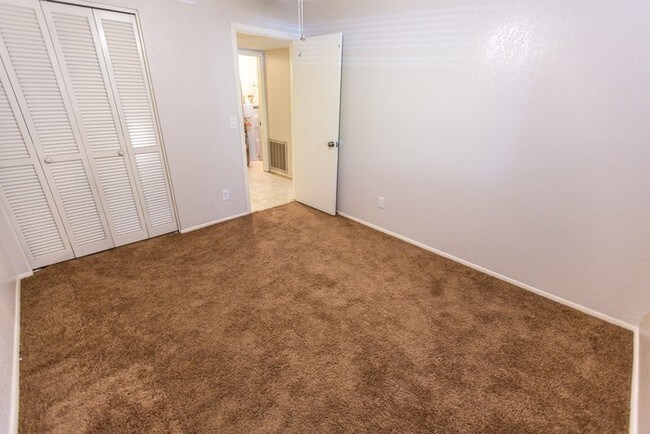 Building Photo - 1905 E University Dr