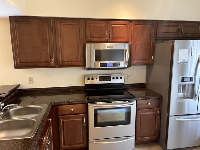 Building Photo - 2/2 End Unit Villa in Temple Terrace