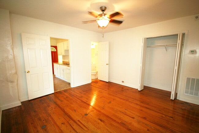 Foto del edificio - Adorable Renovated Duplex in Walltown with ALL Appliances - Large Fenced Yd!