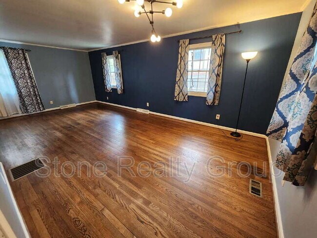 Building Photo - 308 Hickory Hill Dr