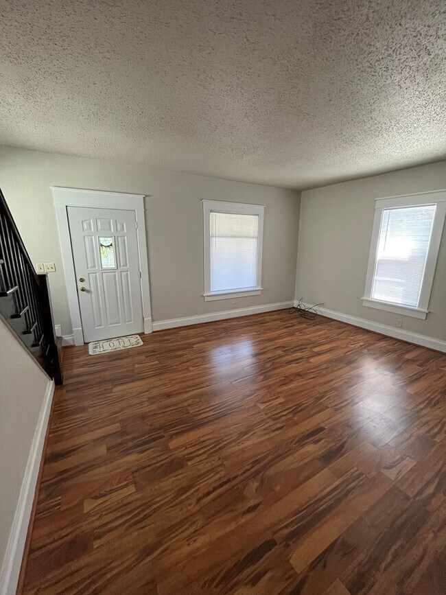 Building Photo - 3 Bedroom House $850