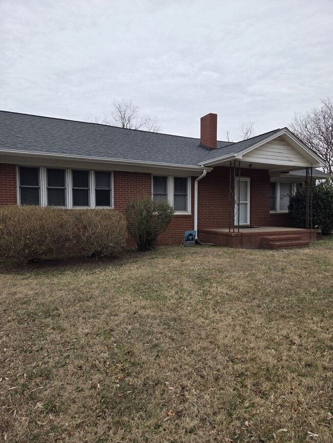 Building Photo - 1913 Ellisboro Rd