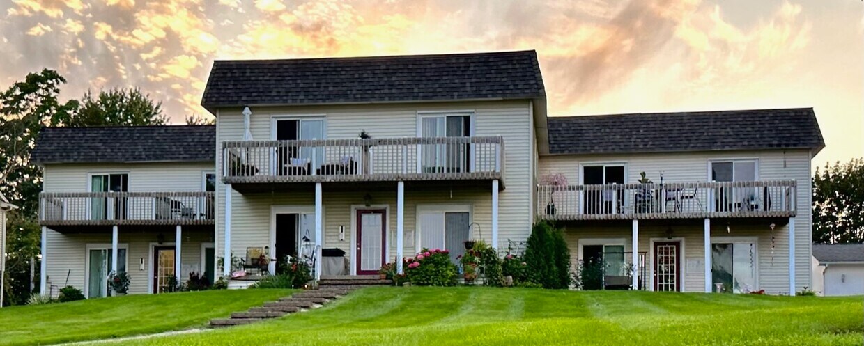 Foto principal - 575 N Riverside Ave