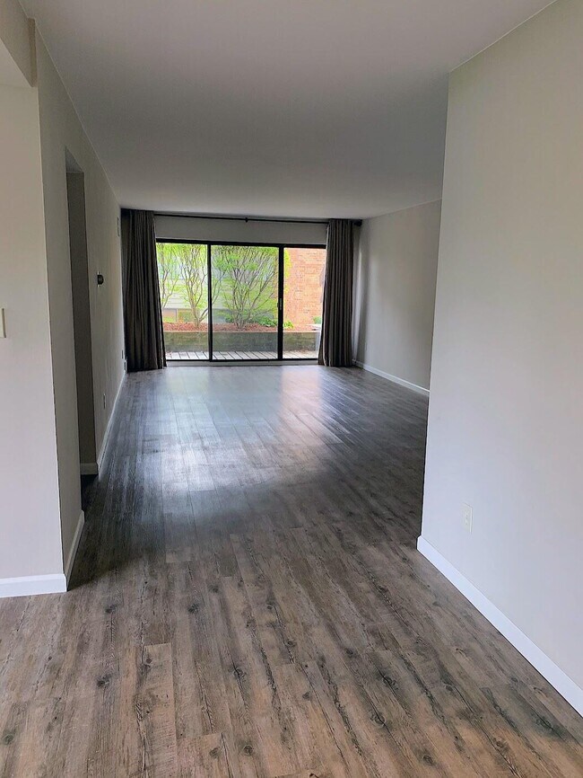Foto del edificio - 1225 S Maple Rd